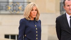 Brigitte Macron v mini krilu: Francoska prva dama ob ključnih dogodkih prisega na kose, ki razkrivajo njene noge