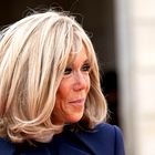 Brigitte Macron v mornarsko modrem kompletu: Prva dama Francije pokazala pariško modno estetiko tudi za ženske nad 60 let