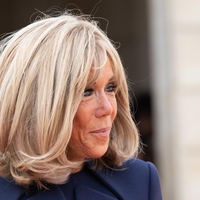 Brigitte Macron v glamuroznem rock slogu: Eleganten videz, ki je s pomočjo nakita ukradel vso pozornost
