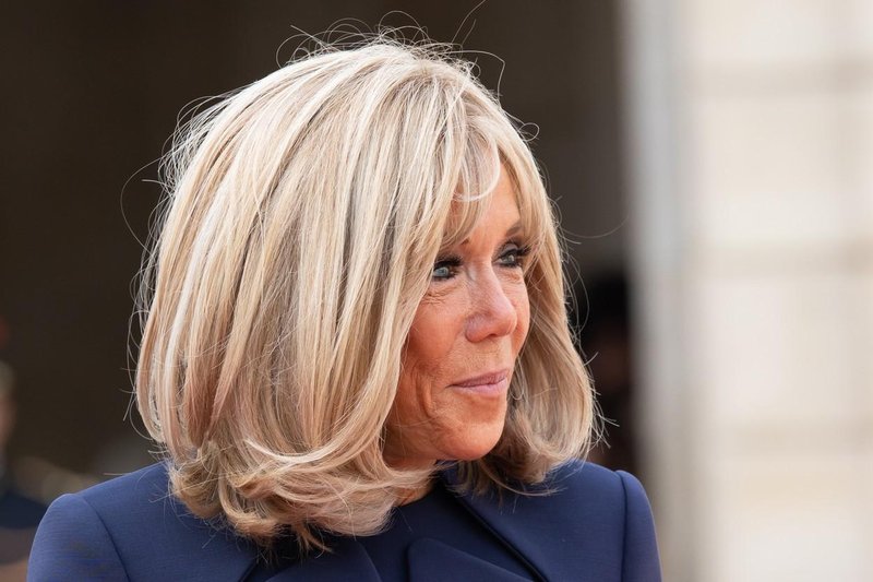 Brigitte Macron nosila pomladni kos, ki se ga ženske nad 50 let na daleč izogibajo: Z belo srajco je videti tako francosko in šik! (foto: Profimedia)