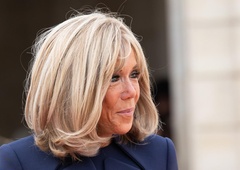 Brigitte Macron v glamuroznem rock slogu: Eleganten videz, ki je s pomočjo nakita ukradel vso pozornost