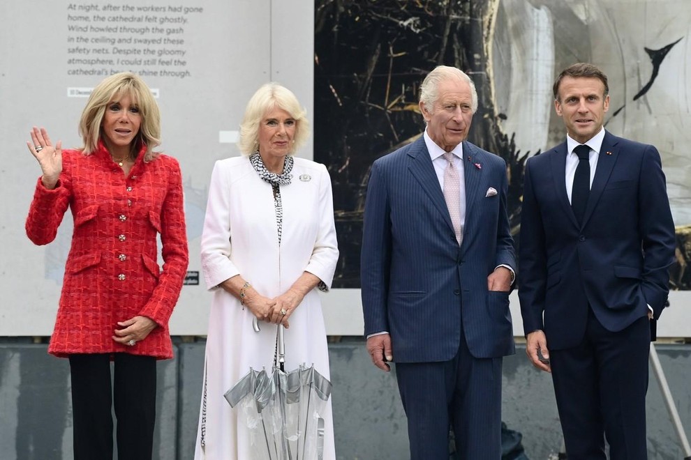 Nato so se Charlles III. s soprogo in Brigitte Macron lahko srečali z Nasserjem Al-Khelaïfijem, predsednikom Paris Saint Germain, ki …