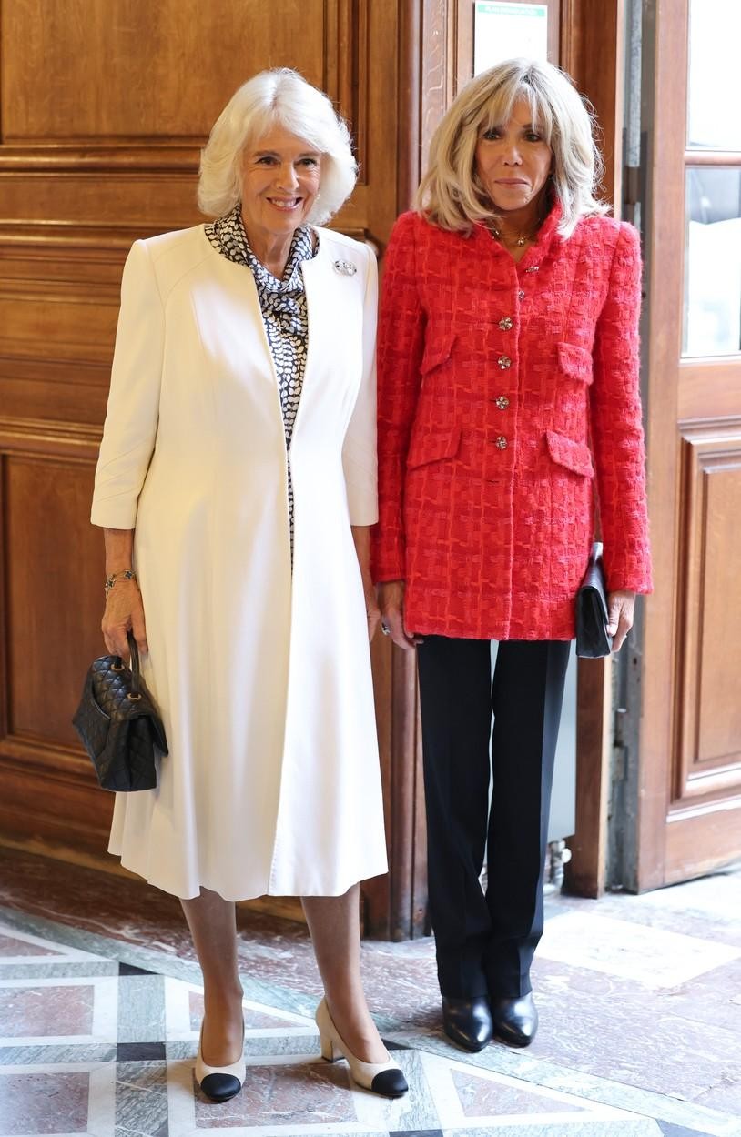 Brigitte Macron in kraljica Camilla: Dami v elegantnih videzih v rdeči, beli in črni barvi utelešata francoski in angleški stil