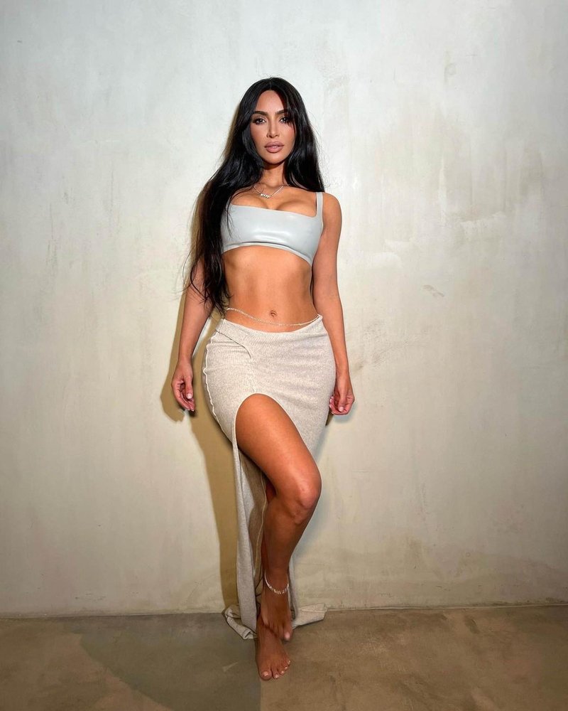 Kim Kardashian z leti vse bolj sijoča in mladostna: Zvezdnica razkriva svojo telovadno rutino za oblikovanje fit telesa pri 42 letih (to je število ur, ki jih preživi v telovadnici)
