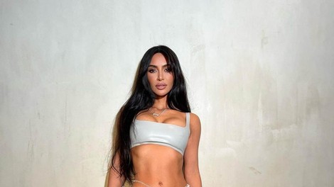 Kim Kardashian z leti vse bolj sijoča in mladostna: Zvezdnica razkriva svojo telovadno rutino za oblikovanje fit telesa pri 42 letih (to je število ur, ki jih preživi v telovadnici)