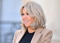 Brigitte Macron v glamuroznem rock slogu: Eleganten videz, ki je s pomočjo nakita ukradel vso pozornost