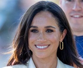 Meghan Markle pokazala, kako bomo to zimo nosili belo barvo