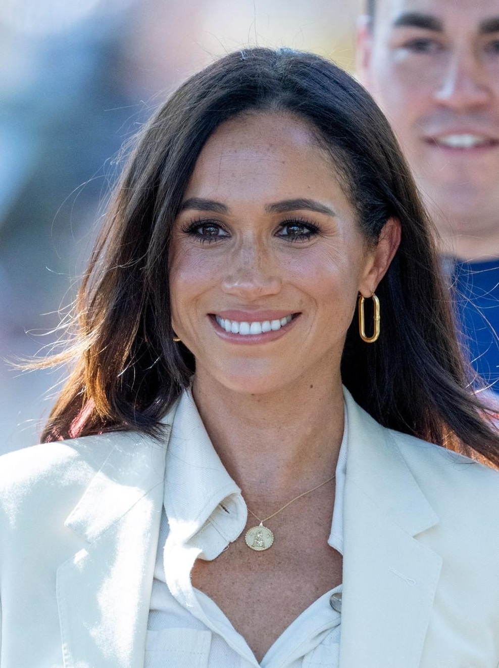 Meghan Markle na obisku ženskega centra v Nemčiji nosila eleganten videz za v pisarno za ženske vseh starosti (foto: Profimedia)