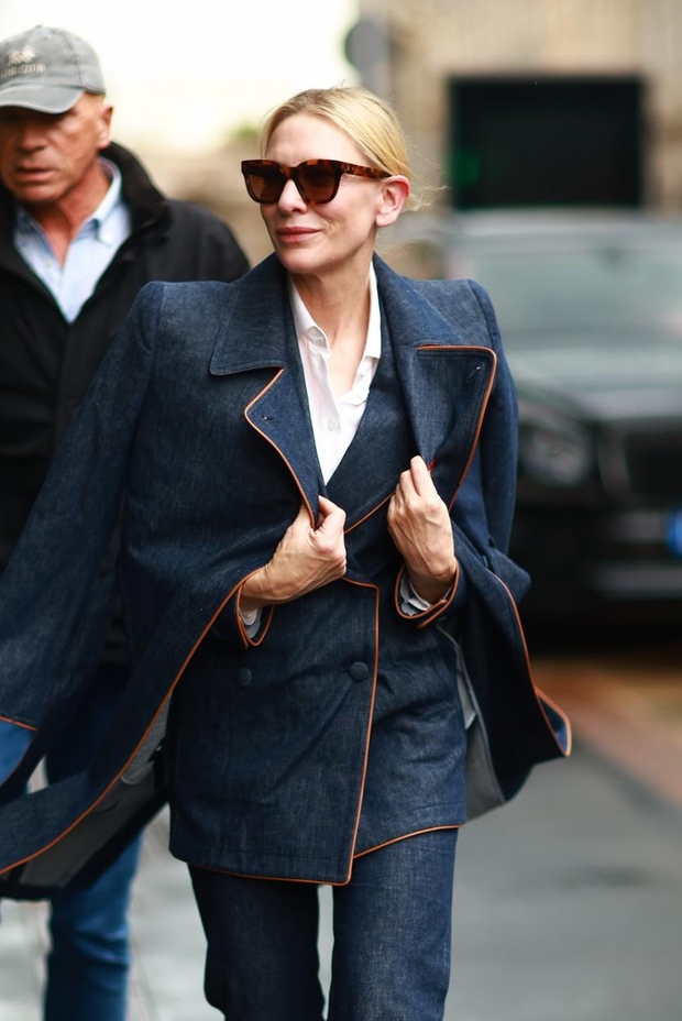 Le dan prej je igralka v svoj hotel v Milanu prišla v temnrm tridelnem kostimu iz džinsa, s krojenimi hlačami, …