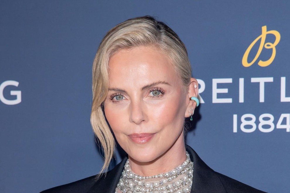 Charlize je med številnimi slavnimi ambasadorji pobude. Lepa 48-letnica je na festival prišla v odlični kombinaciji, v kateri je najbolj …