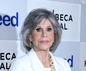 Jane Fonda pri svojih 85. letih podlegla največjemu trendu pričesk te sezone: Zaradi spremenjene pričeske je bil njen obraz videti tako pomlajen