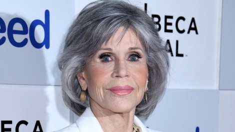 Jane Fonda pri svojih 85. letih podlegla največjemu trendu pričesk te sezone: Zaradi spremenjene pričeske je bil njen obraz videti tako pomlajen