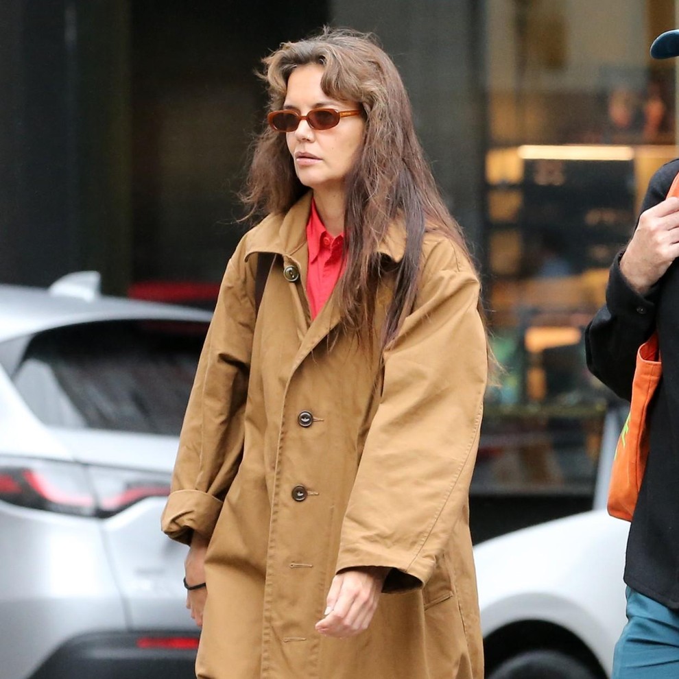 Katie Holmes so opazili, ko se je sprehajala po ulicah New Yorka. Za to priložnost je bila v znamenju rdeče …