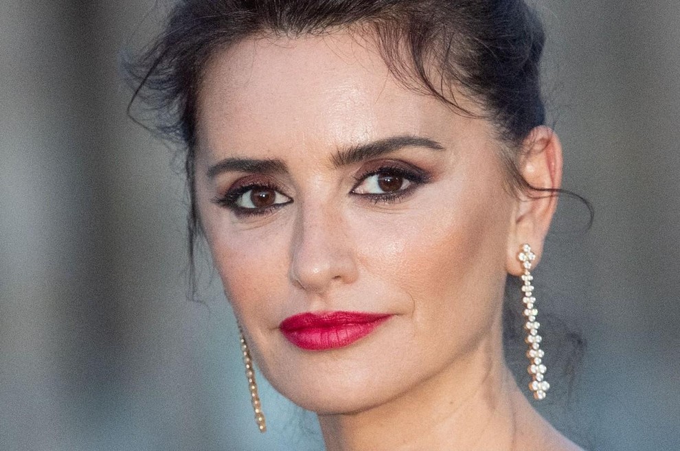 Razgaljena ramena so šele začetek modne poslastice, ki jo je Penelope Cruz s svojo obleko prinesla na rdeče-črno preprogo pariškega …