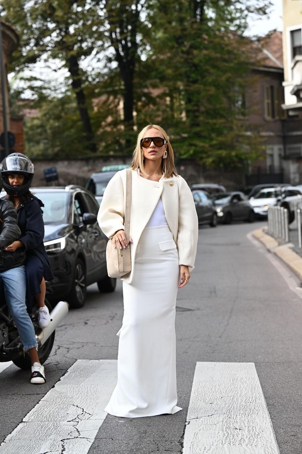 Gigi Hadid je izbrala umazano bele kavbojke in snežno belo srajco.