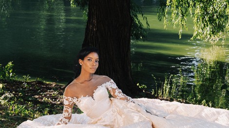 Poročna eleganca v Centralnem parku: Romantične tkanine, dekadentne teksture in svetleči dragulji ujeti v večnosti