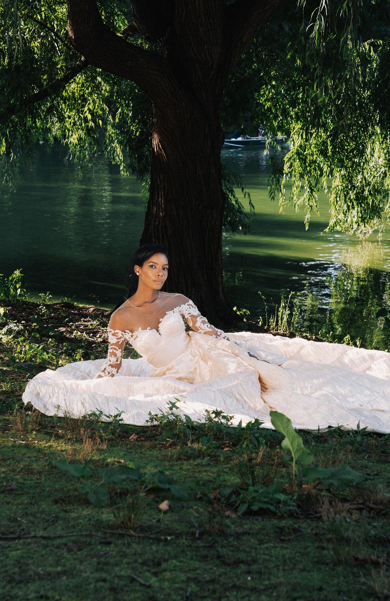 Poročna eleganca v Centralnem parku: Romantične tkanine, dekadentne teksture in svetleči dragulji ujeti v večnosti (foto: promocijsko gradivo)