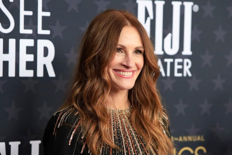 Julia Roberts s spremenjeno pričesko pripravljena na jesen: Odločila se je za frufru, ki je bil priljubljen pred več kot 10 leti, videti pa je izjemno
