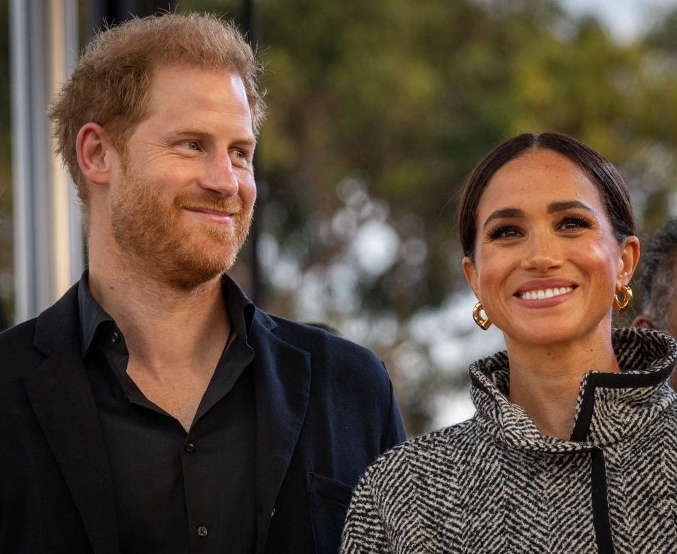 Fotografija navdušila oboževalce: Meghan Markle in princ Harry sta se s svojima otrokoma na noč čarovnic sprehodila od vrat do vrat in prosila za sladkarije (foto: Profimedia)