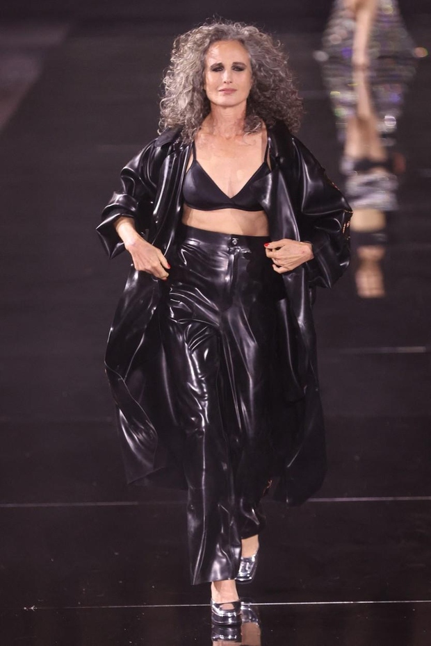 Legendarna igralka Andie MacDowell je s svojim nastopom na modni reviji Walk Your Worth pokazala, da ve, česa je vredna …