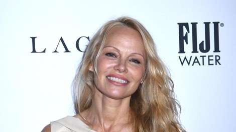 Pamela Anderson je na pariškem tednu mode dokazala, da se sprejema takšna, kot je in povzročila lepotno revolucijo: Lepotna ikona se je odločila za popolnoma naraven videz brez ličil