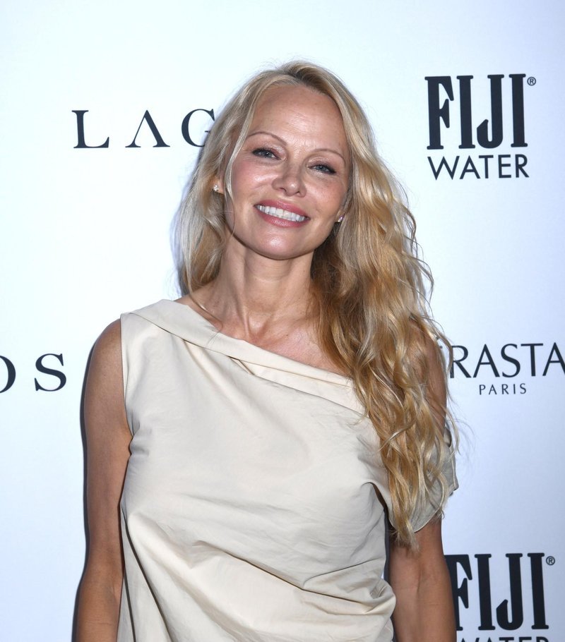 Pamela Anderson je na pariškem tednu mode dokazala, da se sprejema takšna, kot je in povzročila lepotno revolucijo: Lepotna ikona se je odločila za popolnoma naraven videz brez ličil (foto: Profimedia)