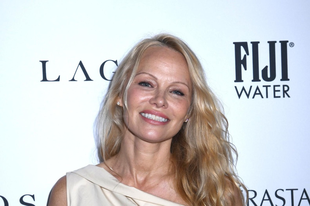 Pamela Anderson je na pariškem tednu mode dokazala, da se sprejema takšna, kot je in povzročila lepotno revolucijo: Lepotna ikona se je odločila za popolnoma naraven videz brez ličil (foto: Profimedia)