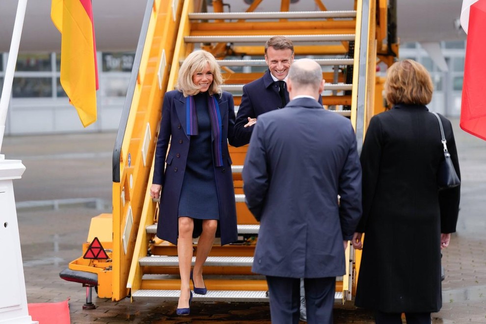 Brigitte se je za to priložnost od glave do peta oblekla v temno modro. Klasično obleko ravnega kroja z visokim …