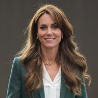 Suknjič Kate Middleton je kos, ki ga bomo to sezono preprosto oboževale in je nepogrešljiv kos vsake jeseni