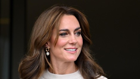 Kate Middleton v tem ženstvenem videzu nismo videli že od poletja: Princesa je našla popolno barvo za osvežitev svoje garderobe