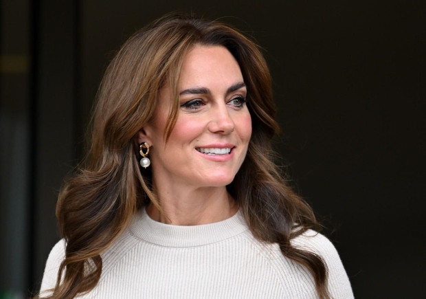 Catherine Middleton je za obisk univerze Nottingham Trent izbrala brezhibno modno kombinacijo v nevtralnih bež in belih kavnih odtenkih. Oglejte …