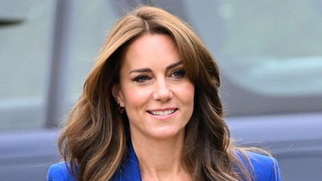 Ko en kos spremeni vse: Kate Middleton dolgočasni črni stajling osvežila z rumenim suknjičem in dosegla modno petico! (Si ga upate obleči tudi sami?)