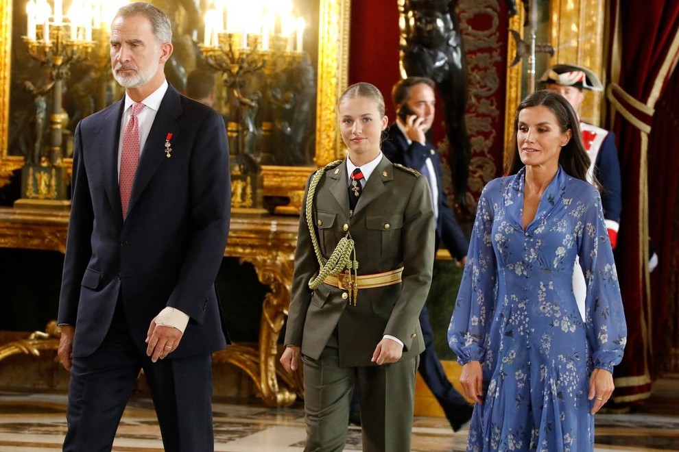 Njeni starši so kar prekipevali od ponosa, ko so hčerko na parado prišli v uniformi. Mama Letizia je ob tej …