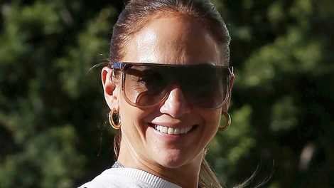 Jennifer Lopez v popolnem jesenskem stajlingu nosila široke kavbojke z najljubšo torbico princese Diane