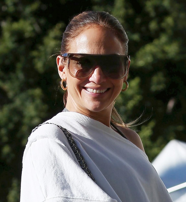 Jennifer Lopez in najbolj značilen stilski par: bela majica in kavbojke.