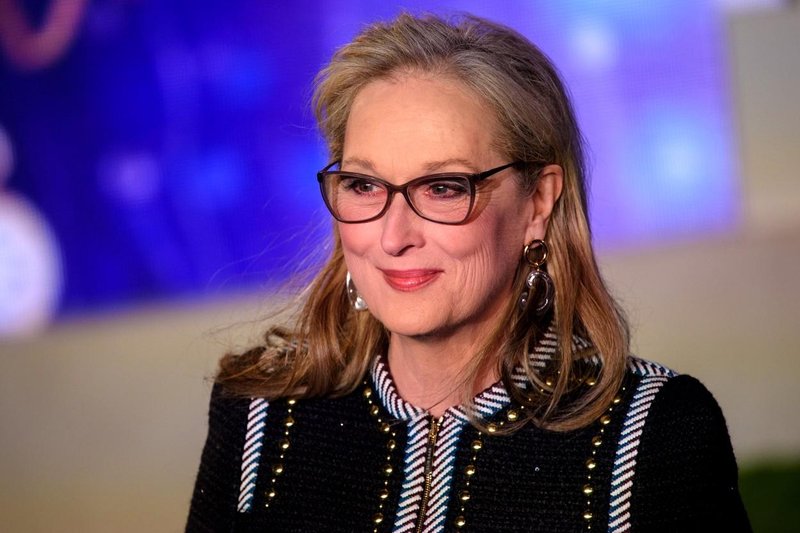 Hudičevka v Pradi bi močno prikimala: Najbolj unikatna obleka večera igralk nad 70. let na podelitvi BAFT tudi uradno tista od Meryl Streep
