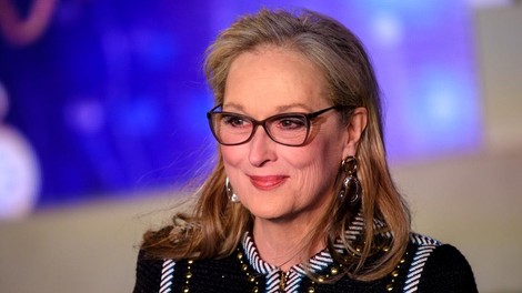 Meryl Streep v drzni rdeče-črni kombinaciji dokazuje, da si velike vzorce od glave do pet lahko privoščite tudi po 60. letu