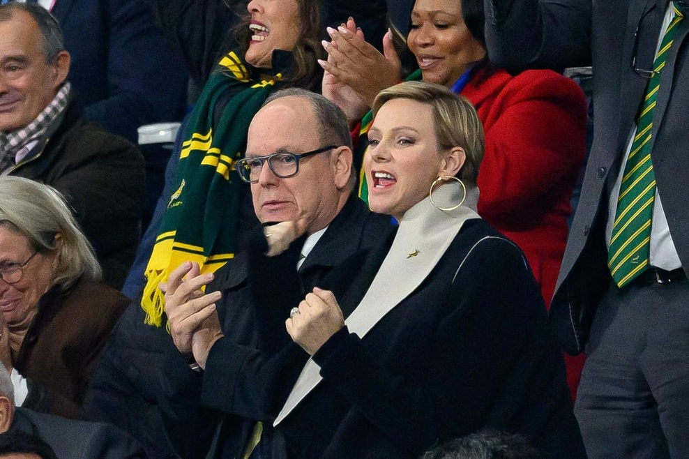 Športni vikend za Alberta in Charlene iz Monaka. Knežji pas se je odpravil na Stade de France, kjer se je udeležil polfinala svetovnega pokala v ragbiju. Tekma z visokimi vložki med Južno Afriko in Anglijo. Charlène je pripotovala, da bi podprla Springboks, ekipo iz njene matične države. Med srečanjem je brez oklevanja spodbujala Južnoafričane in pustila, da je njeno veselje zasijalo. Po napeti tekmi je Južna Afrika s 16-15 zmagala proti Angliji. Zmaga, ki je razveselila Monačane, ki so razkazovali širok nasmeh. Kmalu po zadnjem žvižgu je princesa Charlene našla južnoafriške igralce v slačilnici, da bi jim čestitala. Njen stajling si oglejte na naslednjih fotografijah.