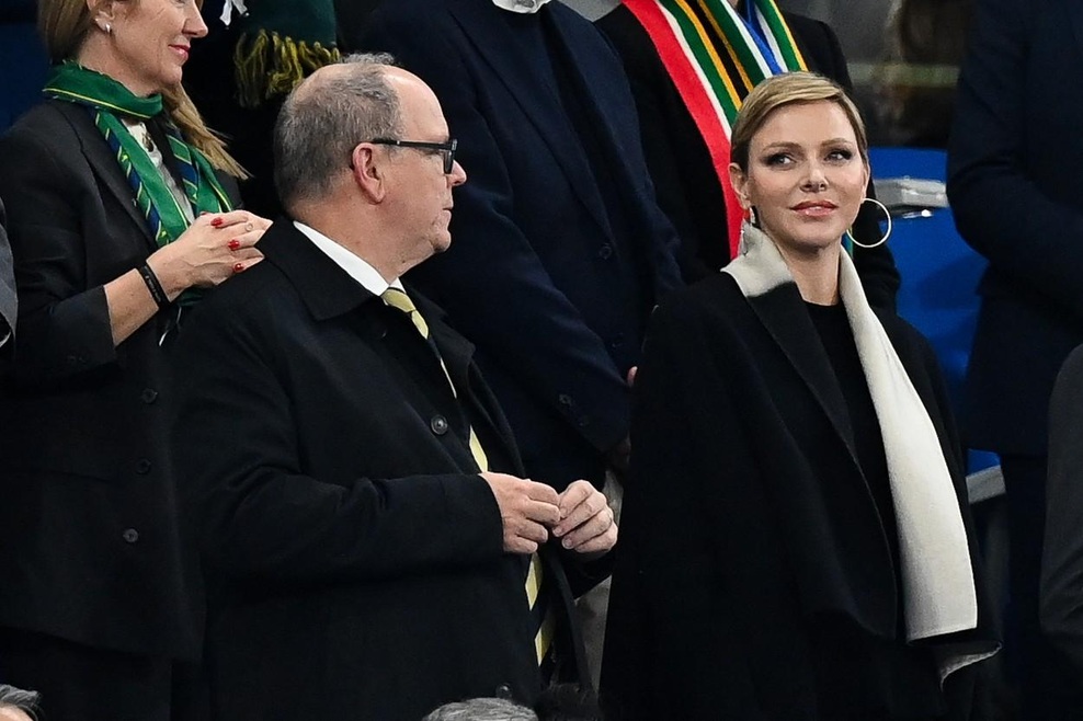 Športni vikend za Alberta in Charlene iz Monaka. Knežji pas se je odpravil na Stade de France, kjer se je udeležil polfinala svetovnega pokala v ragbiju. Tekma z visokimi vložki med Južno Afriko in Anglijo. Charlène je pripotovala, da bi podprla Springboks, ekipo iz njene matične države. Med srečanjem je brez oklevanja spodbujala Južnoafričane in pustila, da je njeno veselje zasijalo. Po napeti tekmi je Južna Afrika s 16-15 zmagala proti Angliji. Zmaga, ki je razveselila Monačane, ki so razkazovali širok nasmeh. Kmalu po zadnjem žvižgu je princesa Charlene našla južnoafriške igralce v slačilnici, da bi jim čestitala. Njen stajling si oglejte na naslednjih fotografijah.