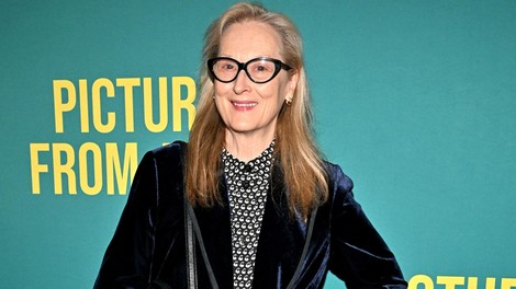 Lepotna preobrazba, ki ji bomo sledili: Meryl Streep pri 74. letih ponosno dokazuje, da se ne boji staranja in sivih las