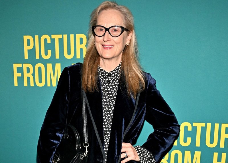 Lepotna preobrazba, ki ji bomo sledili: Meryl Streep pri 74. letih ponosno dokazuje, da se ne boji staranja in sivih las (foto: Profimedia)