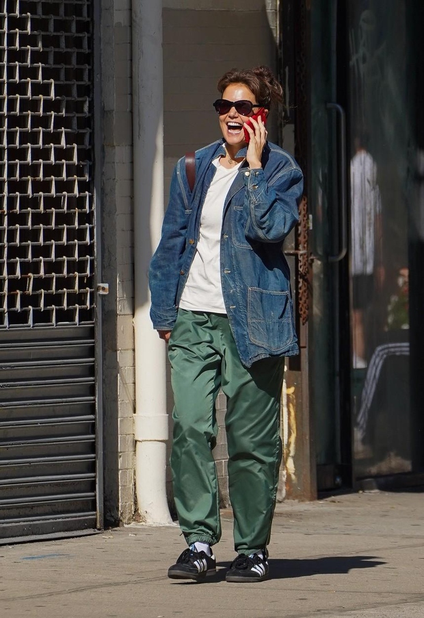 Katie Holmes je v New Yorku presenetila z nošenjem "parachute hlač". Igralka se je odločila za zeleni najlonski model, ki …
