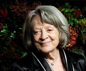 Maggie Smith ali kako pri 88 letih nositi "popolnoma modri videz", potem ko je postala model znamke Loewe