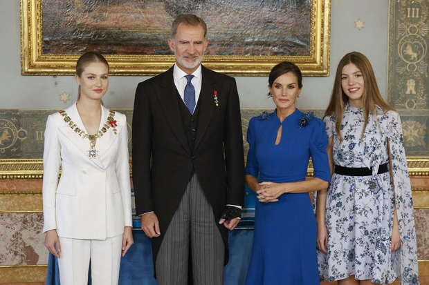 Modra midi obleka, ki jo je ponovno nosila kraljica Letizia, je bila znamke Carolina Herrera, s solzastim izrezom in dvema …