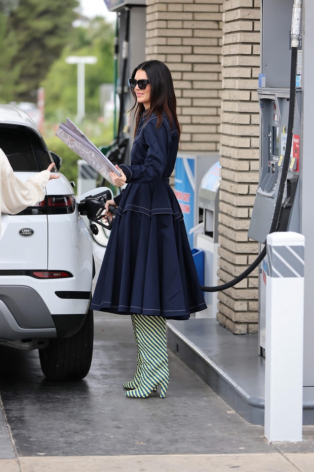 V čudoviti temno modri obleki visoke mode in dizajnerskih škornjih z vzorcem, je zvezdnica obiskala lokalno bencinsko črpalko. Lahko si …