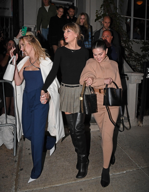 Taylor Swift in Selena Gomez skupaj na večerji, dve jesenski modni kombinaciji za čisto desetico! (Katero boste posnemali najprej?)