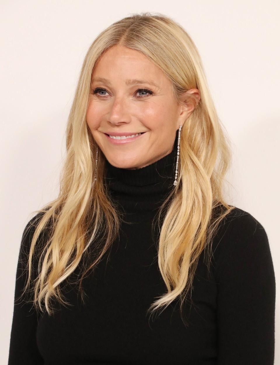 Gwyneth Paltrow (52) ima velike modne uspehe - od žametno rdečega Guccijevega kostima, roza obleke Ralpha Laurena na podelitvi oskarjev …