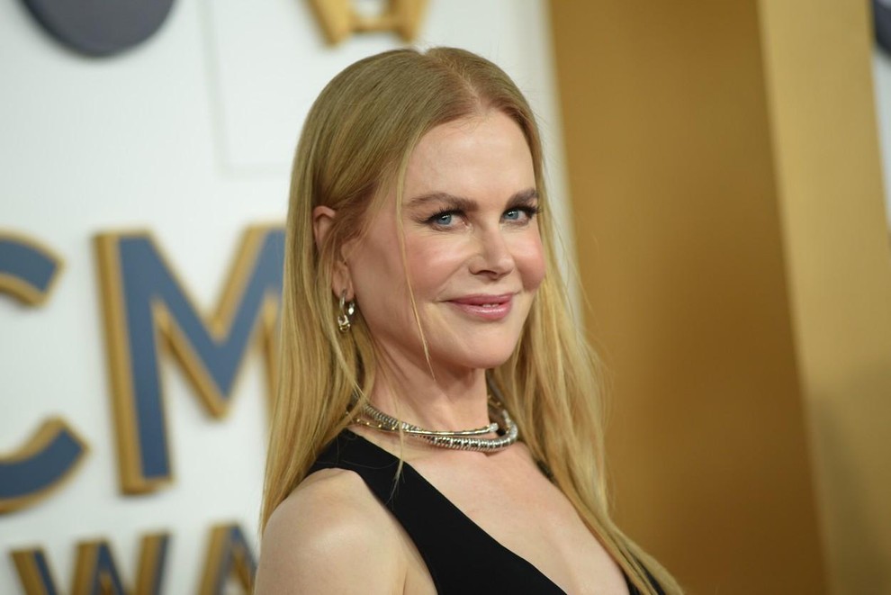 Stil Nicole Kidman za večerni zmenek (na rdeči preprogi) je pravkar postal veliko bolj drzen. Njeno obleko si oglejte na …