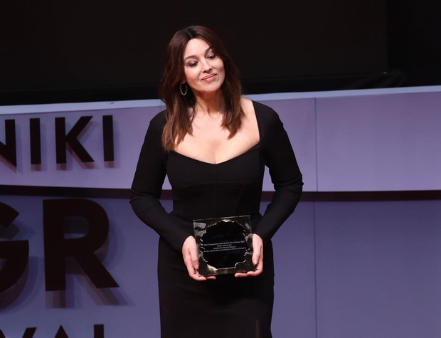 Monica je, zanimivo, pred dvema letoma na filmskem festivalu v Torinu prejela nagrado v precej podobni obleki, razlika je le …