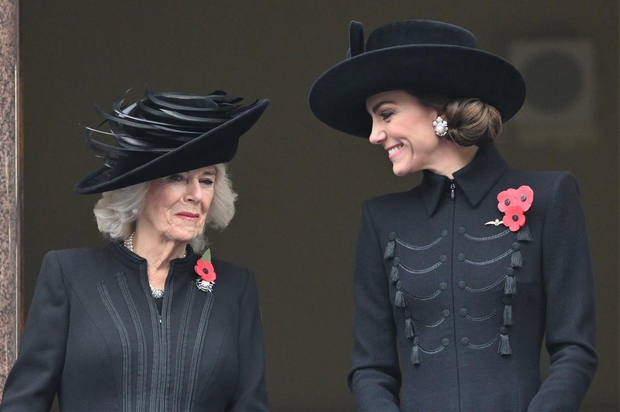 V skladu s tradicionalnim popolnoma črnim oblačilnim kodeksom si je princesa Kate ponovno oblekla črn vojaški plašč Catherine Walker in …